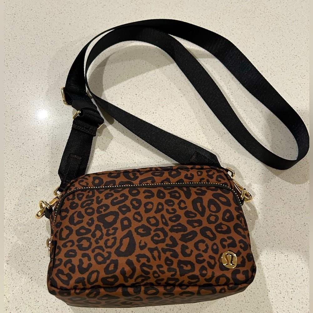 Lululemon Everywhere Crossbody Bag 2L w Metal Hardware in Leopard